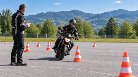 Motorrad-Fahrlehrer:in werden - Voraussetzungen für Kategorie A